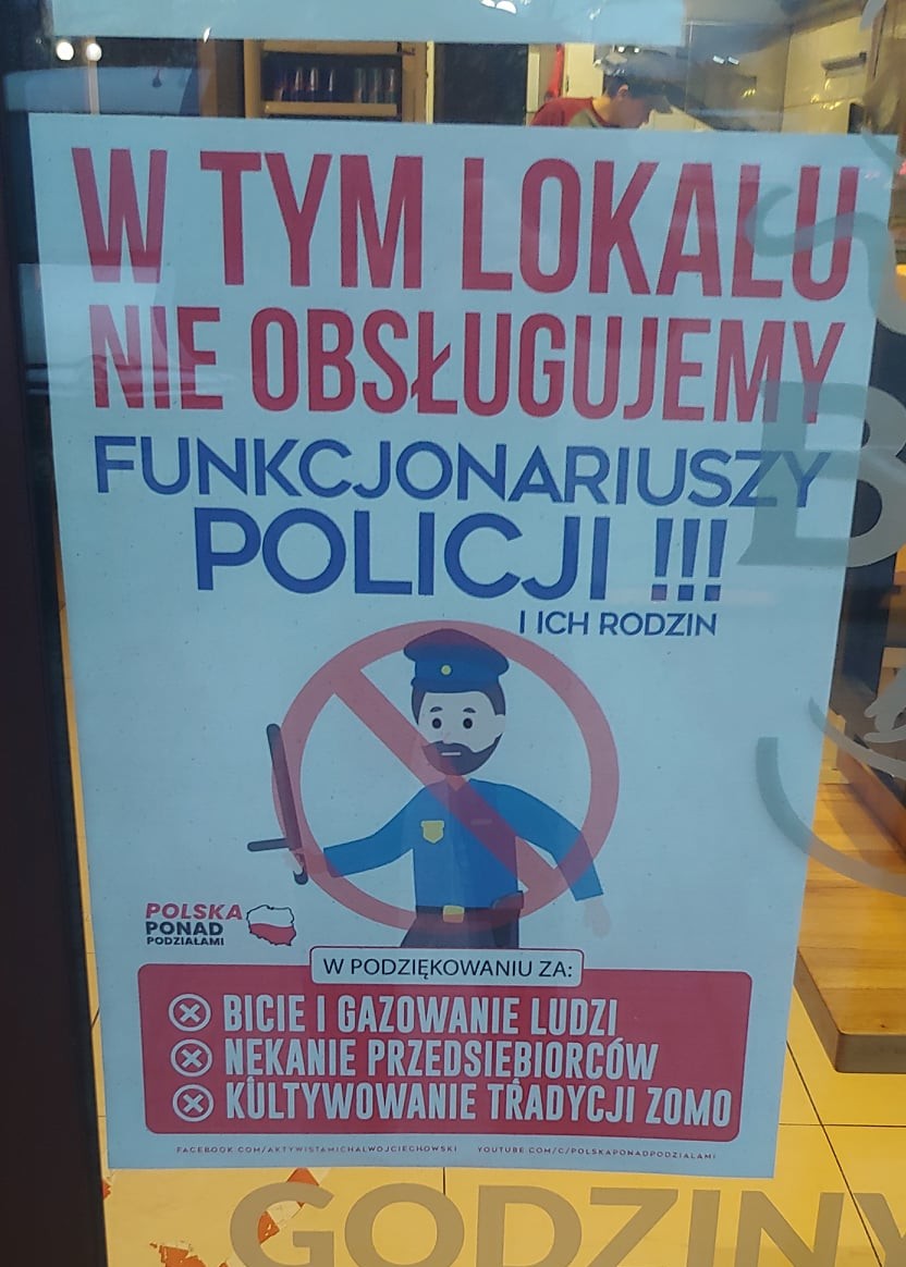 „W tym lokalu nie obsługujemy policji”. Plakat na wejściu do knajpy dzieli ludzi